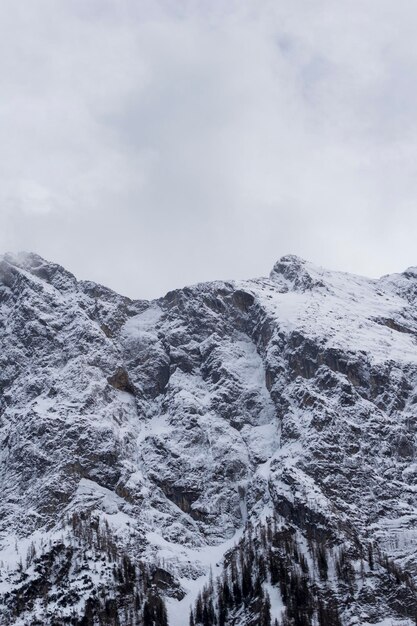 写真 天空 に 対し て 雪 に 覆わ れ た 山 の 景色