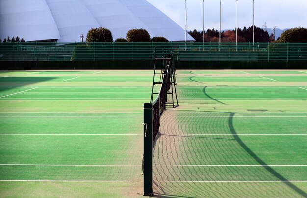 写真 空に照らされたサッカー場の景色