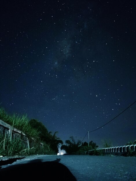 写真 夜空の背景にある星の景色