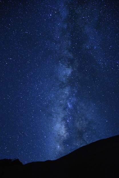 Фото Пейзажный вид звездного поля ночью