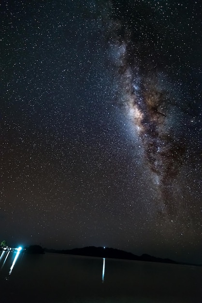 Фото Красивый вид звездного поля над озером