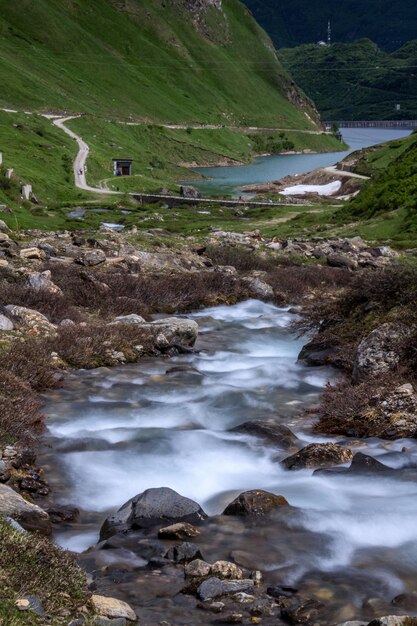 写真 岩の中を流れる小川の風景