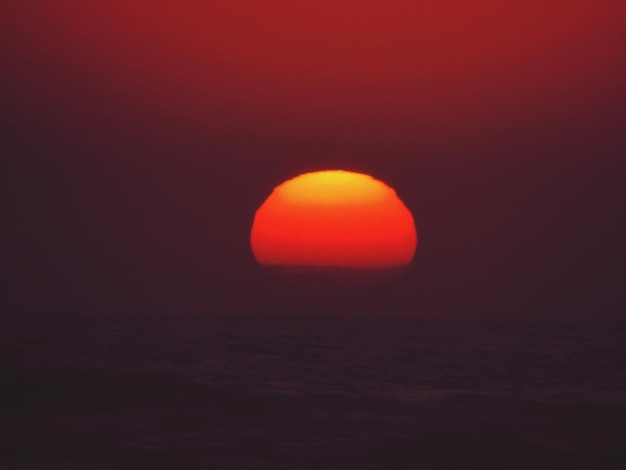 写真 海上の日没の風景