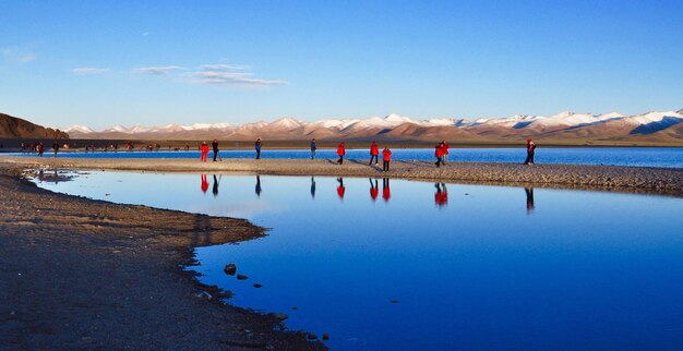 写真 静かな湖の観光客の景色