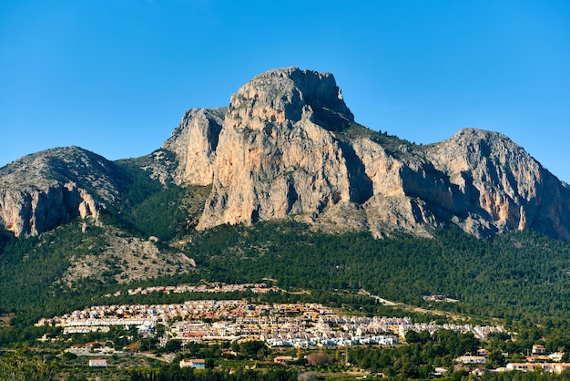 写真 ポロップの岩石の山の背後にある町の景色