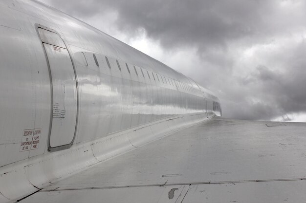 写真 空に照らされた列車の景色