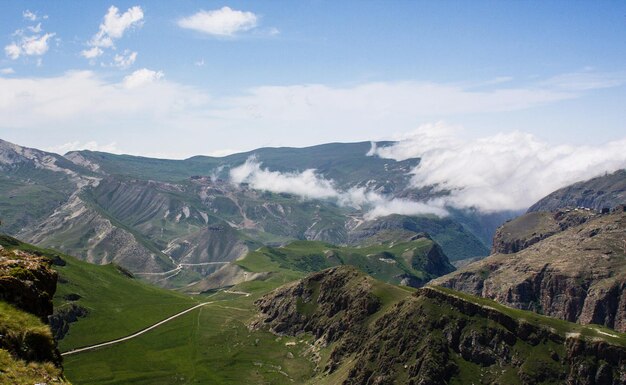 写真 空の背景にある谷と山の景色