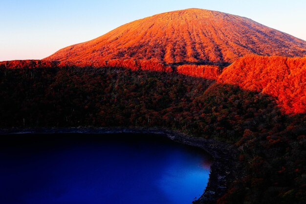 写真 空の背景にある火山の景色