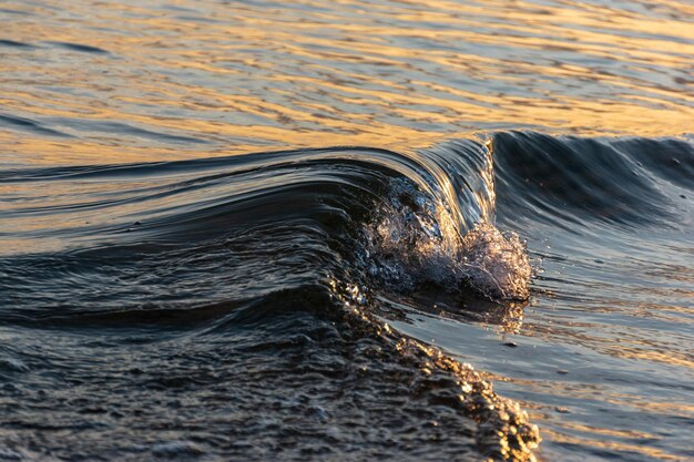 Фото Красивый вид на воду на фоне неба во время захода солнца