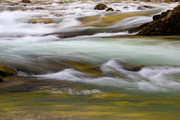 写真 岩の中を流れる水の風景