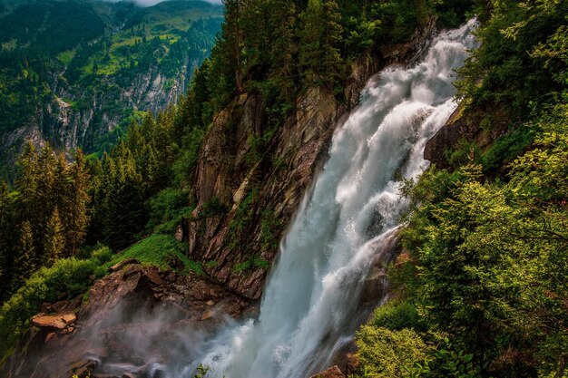 Фото Вид на водопад в лесу