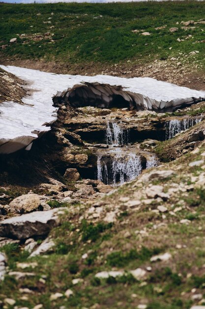 Фото Вид на водопад на поле