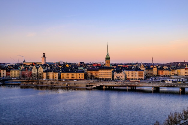 スウェーデンのストックホルムで日没中の旧市街ガムラ・スタン (Gamla Stan) の景色