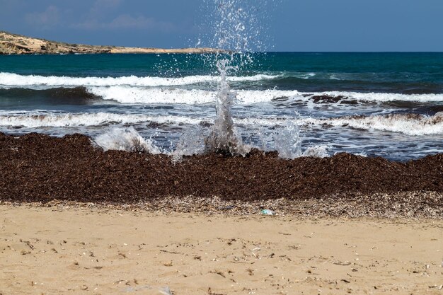 Photo scenic view at peninsula prasonisi at the south side of rhodes island greece with splashing water