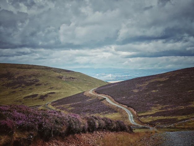 Foto vista panoramica delle colline di pentland in scozia con quattro ponti sullo sfondo