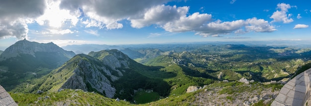 Foto punto di vista panoramico in cima ad alta montagna. mountain lovcen.