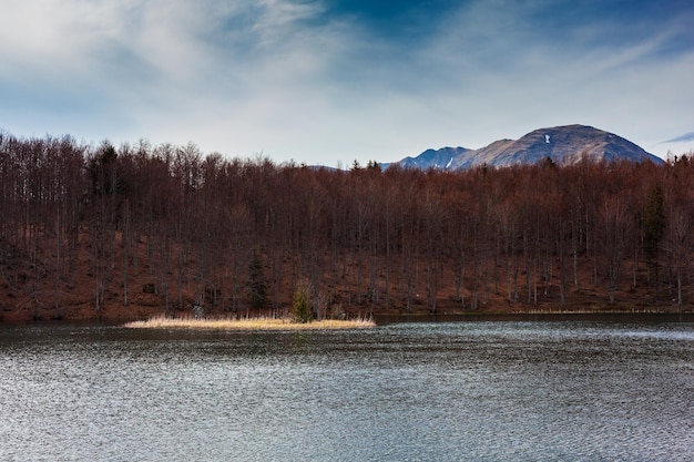 레지오 에밀리아(Reggio Emilia)의 체레타니(Cerretani) 호수 중 프란다(Pranda) 호수 부분의 아름다운 전망