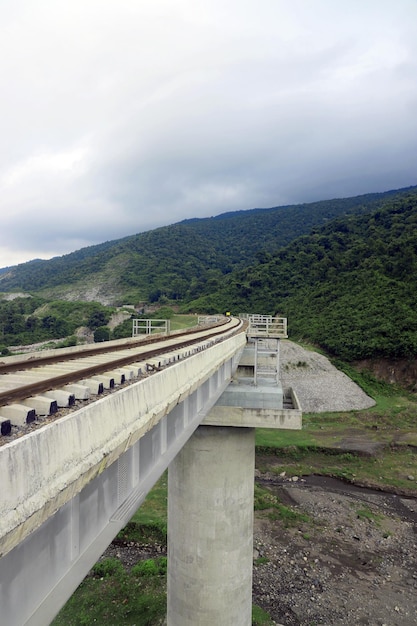 Photo scenic view of railway bridge and track