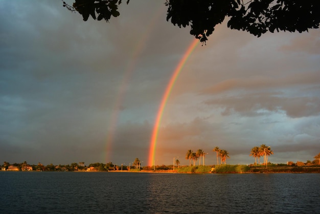 Foto vista panoramica dell'arcobaleno contro il cielo durante il tramonto