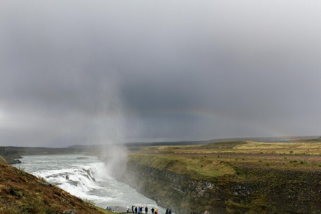 Foto vista panoramica dell'arcobaleno sulla terra contro il cielo