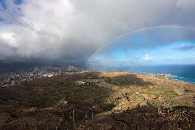 Foto vista panoramica dell'arcobaleno sul paesaggio contro il cielo