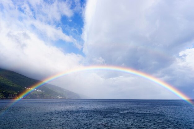 天空に照らされた海上の虹の風景