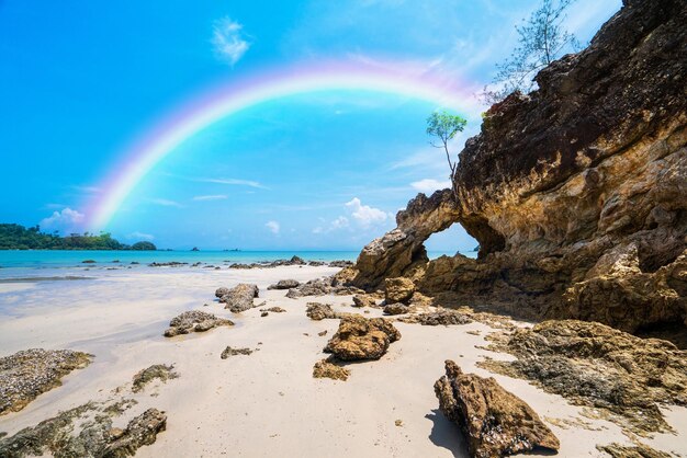 天空に照らされた海上の虹の風景