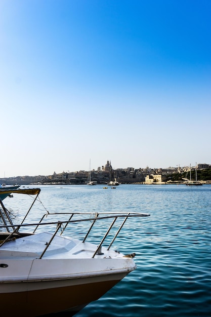 Foto vista panoramica del fiume contro un cielo blu limpido