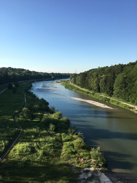 Foto la vista panoramica del fiume contro un cielo blu limpido