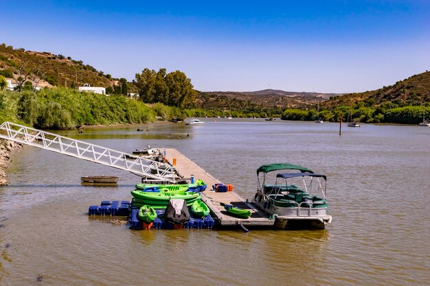 Foto la vista panoramica del fiume contro un cielo blu limpido