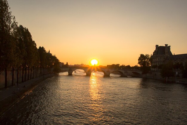 Foto vista panoramica del fiume contro un cielo limpido durante il tramonto