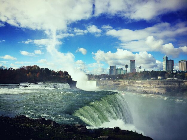 Foto vista panoramica del fiume contro un cielo nuvoloso