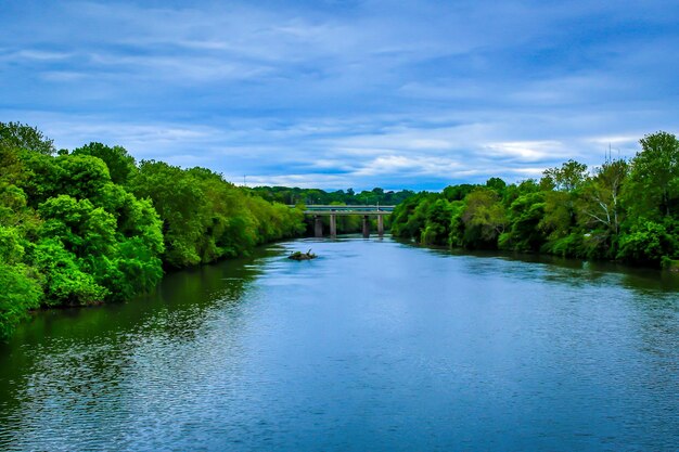 Photo scenic view of river against cloudy sky