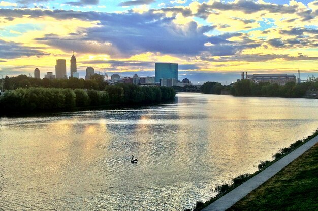 Foto vista panoramica del fiume contro un cielo nuvoloso