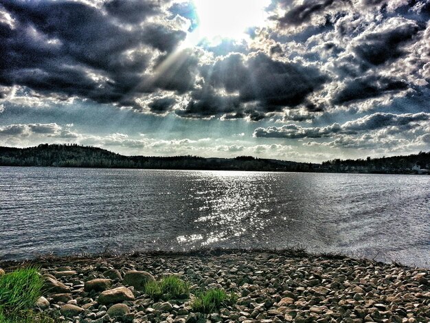 Photo scenic view of river against cloudy sky