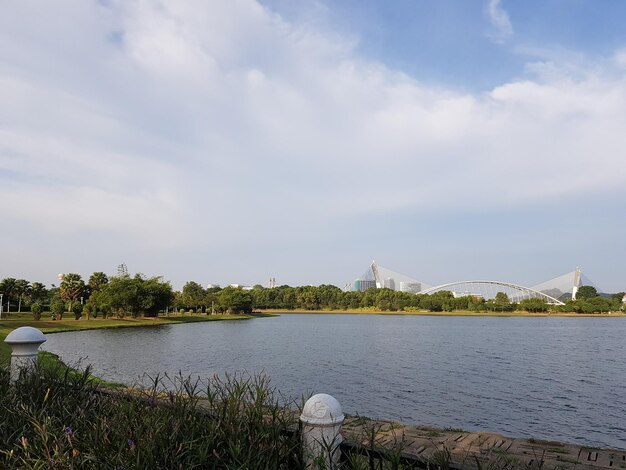 Photo scenic view of river against cloudy sky