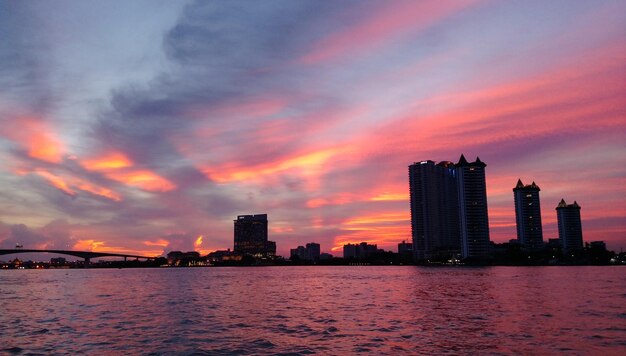 Photo scenic view of river against sky during sunset