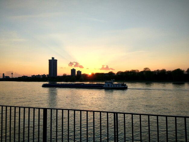 Foto vista panoramica del fiume contro il cielo durante il tramonto