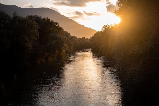 Foto vista panoramica del fiume contro il cielo durante il tramonto