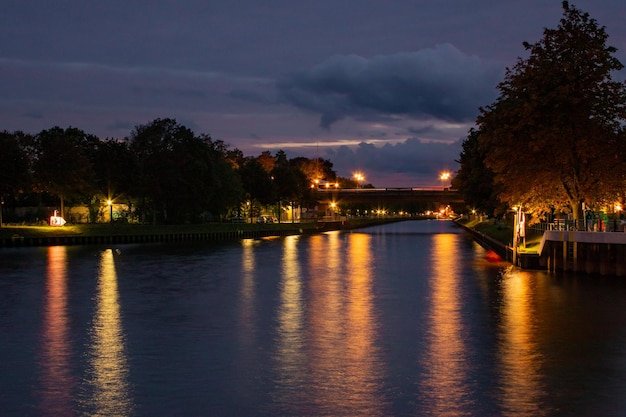 Photo scenic view of river against sky at night