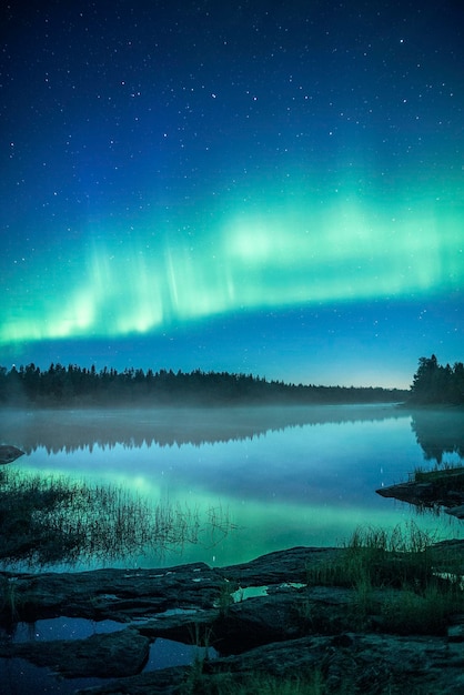 Photo scenic view of river against sky at night