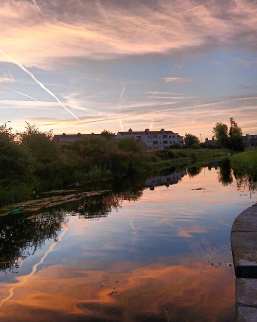 Foto vista panoramica del fiume contro il cielo al tramonto