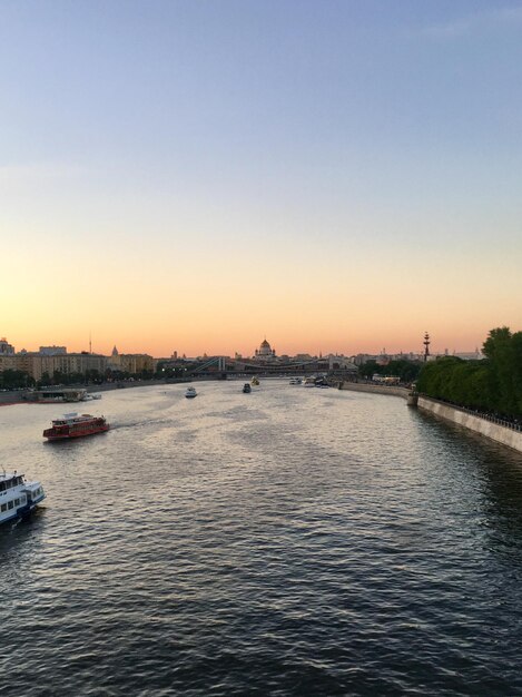 Красивый вид на реку на фоне неба во время захода солнца