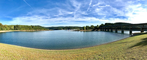 Photo scenic view of river against sky