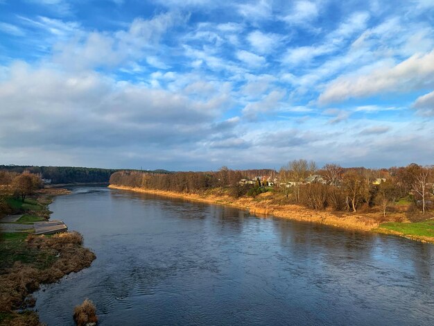 Foto vista panoramica del fiume contro il cielo