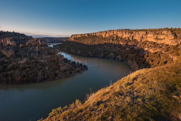 Photo scenic view of river amidst landscape against blue sky