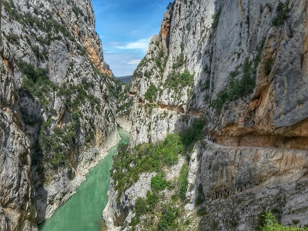 Photo scenic view of river amidst mountains