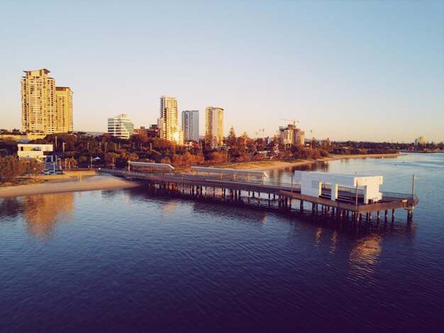 Foto vista panoramica del fiume da edifici contro un cielo limpido