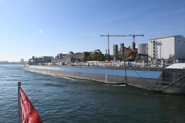 Foto vista panoramica del fiume da edifici contro il cielo