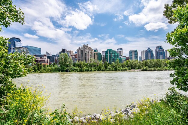 Photo scenic view of river by buildings against sky